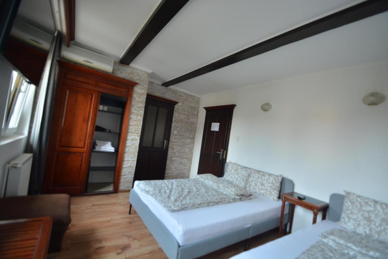 Gala - Guesthouse Oradea Luaran gambar