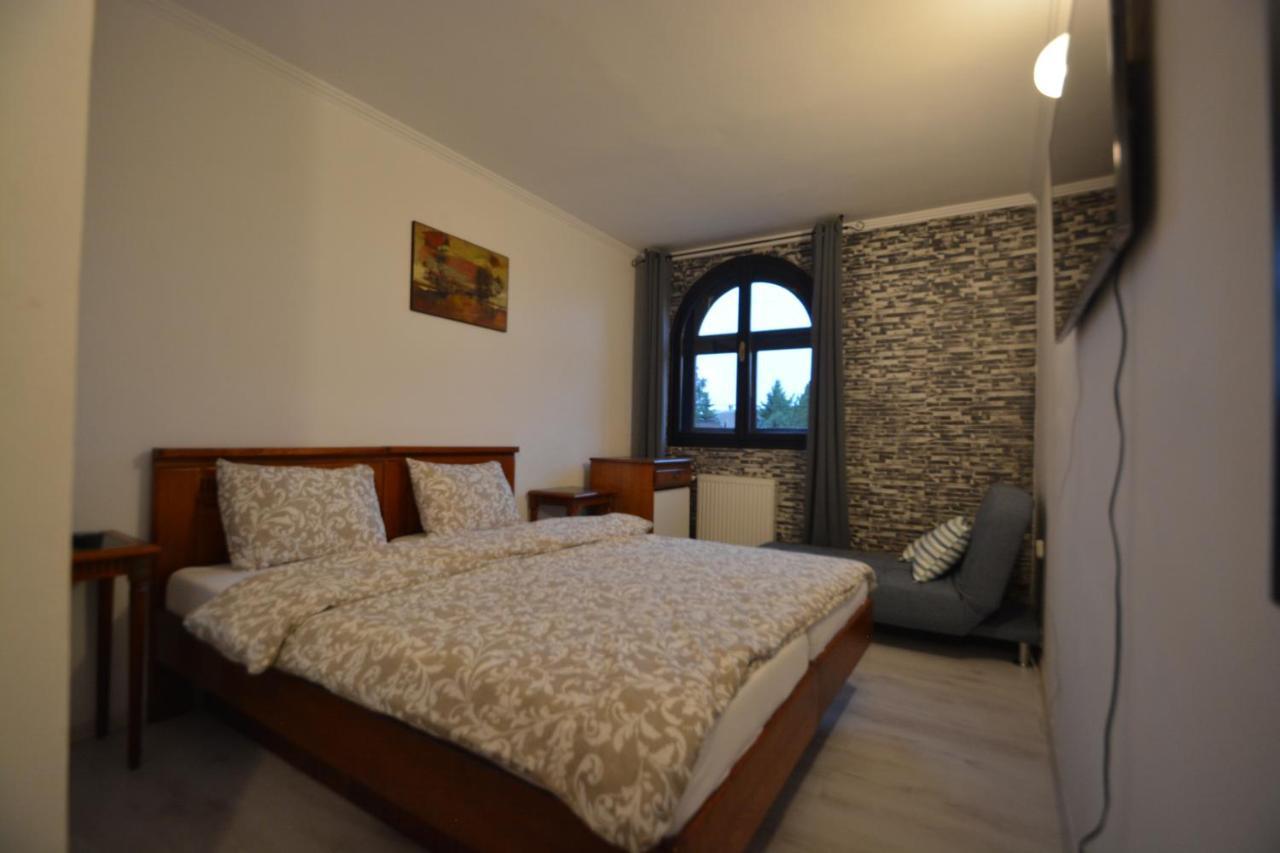 Gala - Guesthouse Oradea Luaran gambar